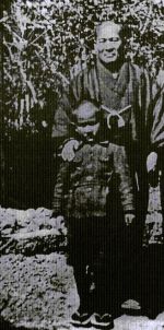 Морихей Уэсиба со своим единственным выжившим сыном - Кисёмару
